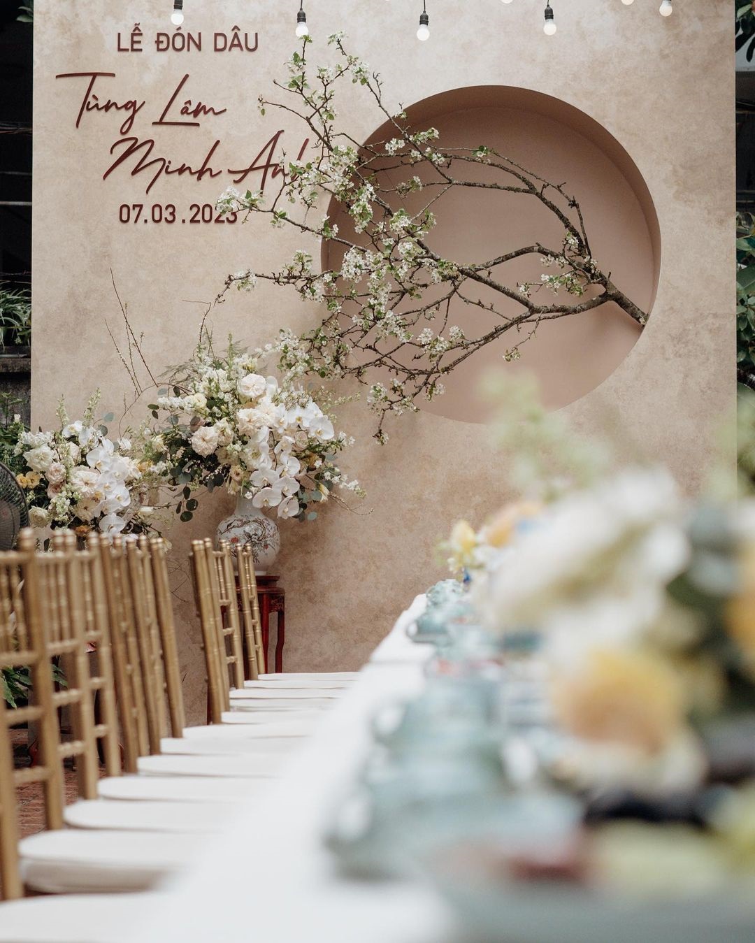 Góc bàn họ và backdrop hoa lê