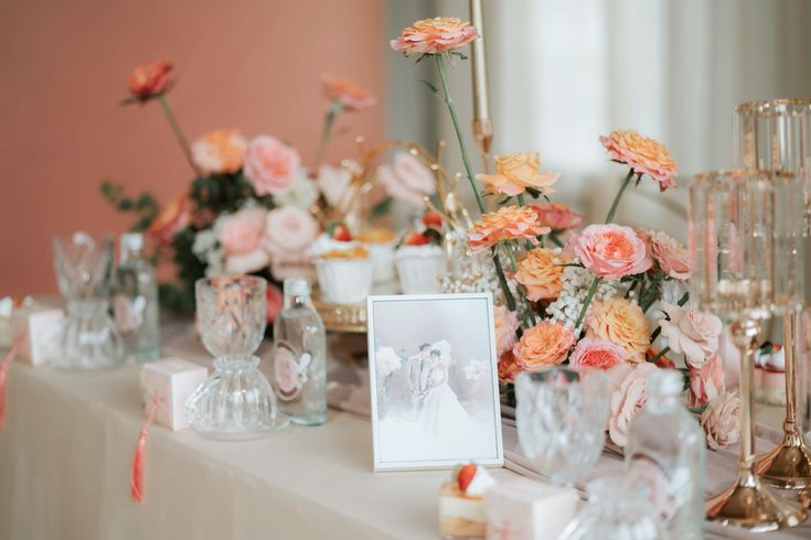 Chi tiết bàn họ trang trí hoa hồng pastel