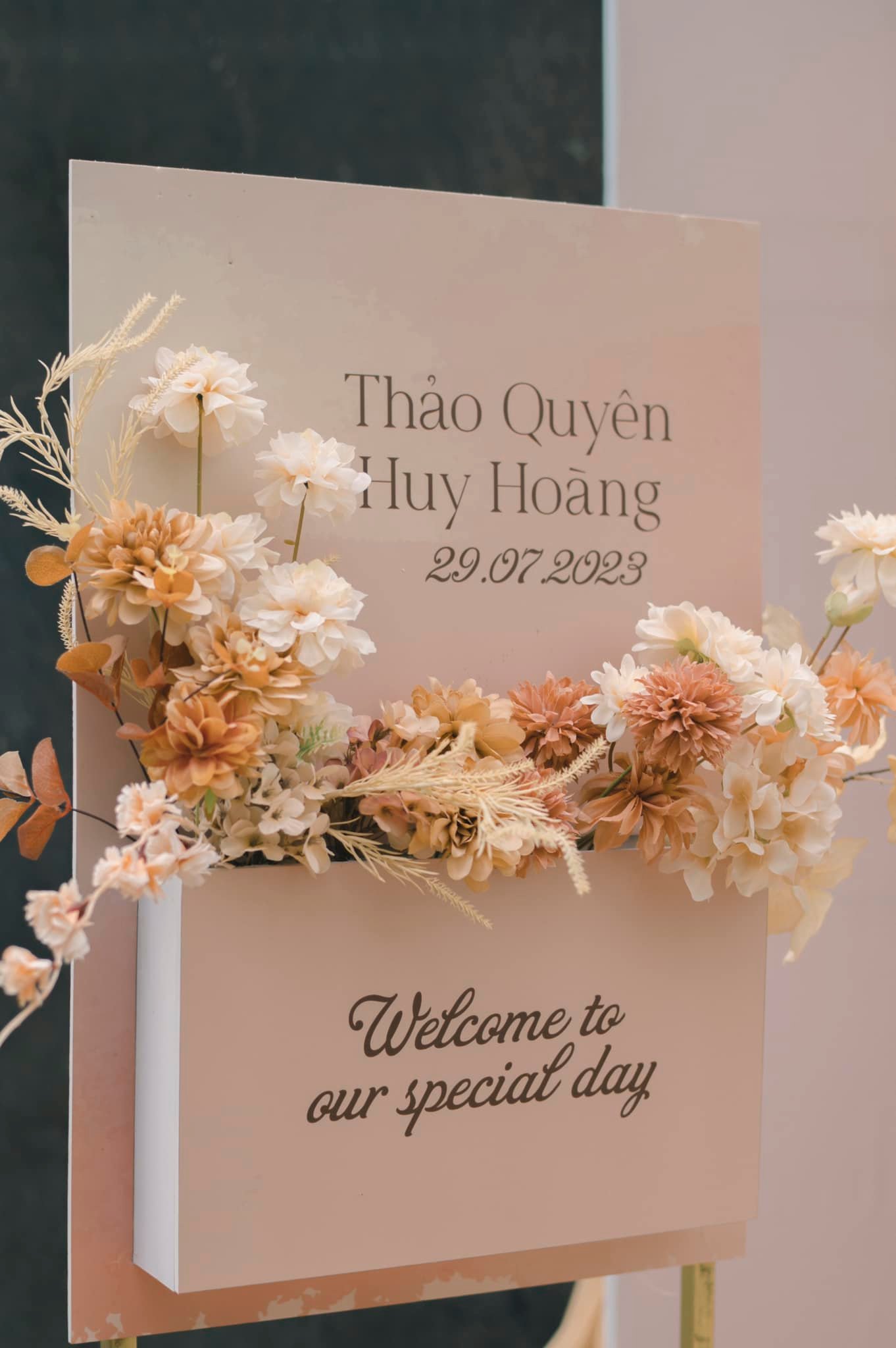 Chi tiết hoa trang trí bảng Welcome